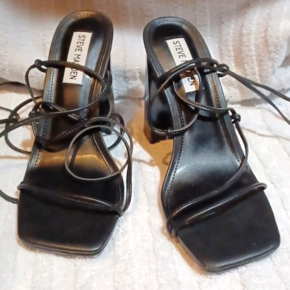 Steve‎ Madden Y2K Woman's Black Tie Around Ankle 4 Inch Heels 6.5 M